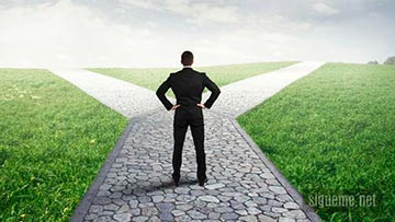 Hombre frente a la eventual toma de decision